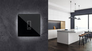 E1 PLUS touch schakelaar - zwarte plaat van gehard glas, met achtergrondverlichting.